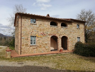 Foto Agriturismo a Arezzo di 1000 m² con 30 locali in vendita