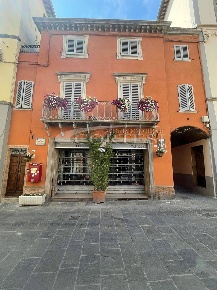 Foto Locale commerciale a Umbertide di 80 m² con 2 locali in vendita