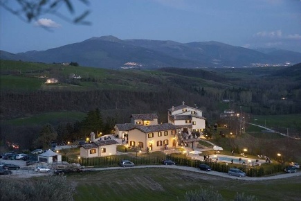 Foto Agriturismo a Costacciaro di 1000 m² con 10 locali in vendita