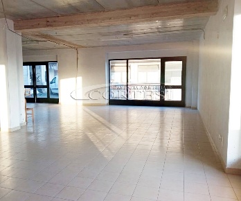 Foto Locale commerciale a Perugia di 160 m² con 2 locali in affitto