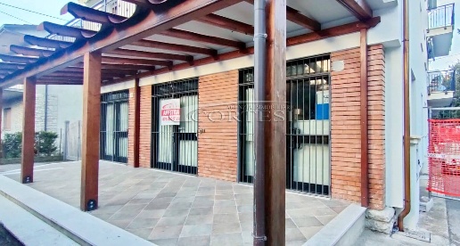 Foto Locale commerciale a Perugia di 100 m² con 4 locali in affitto