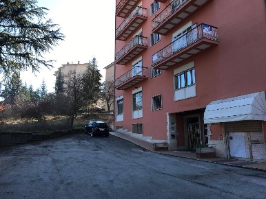 Foto Locale commerciale in Via Alcide de Gasperi, L'Aquila di 120 m²