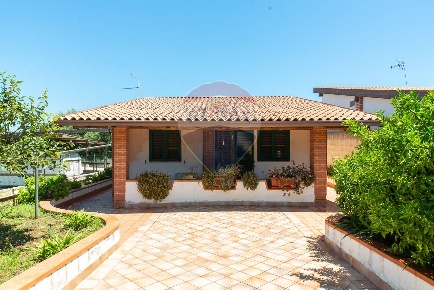 Foto Villa singola in VIA DEI GERANI, Augusta Centro di 80 m² con 5 locali