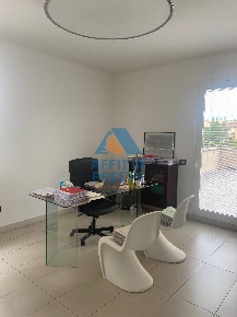 Foto Ufficio a Empoli di 200 m² con 5 locali in affitto