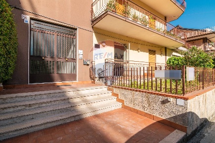 Foto Locale commerciale in Via Felice Paradiso, Acireale di 96 m²