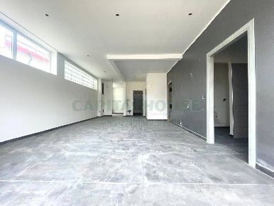 Foto Locale commerciale a Pomigliano d'Arco Centro di 91 m² con 4 locali