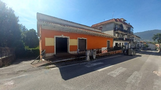 Foto Locale commerciale in Via Del boschetto, Ceccano Centro di 200 m²