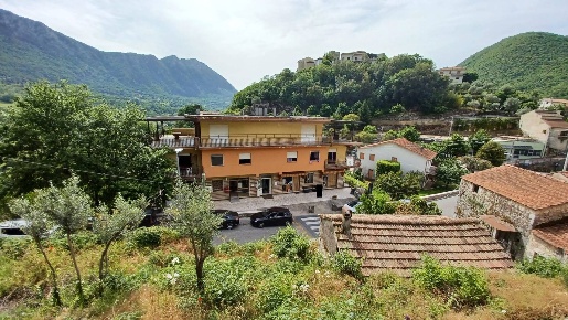 Foto Locale commerciale a Belmonte Castello Centro di 1000 m² in vendita