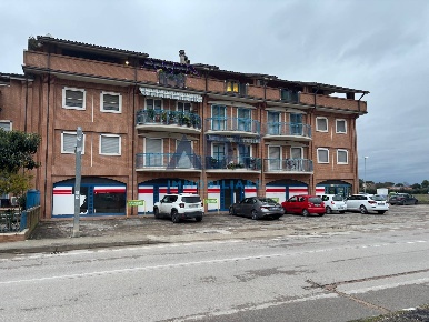 Foto Locale commerciale in via Mattei, Bastia Umbra Bastia di 340 m²