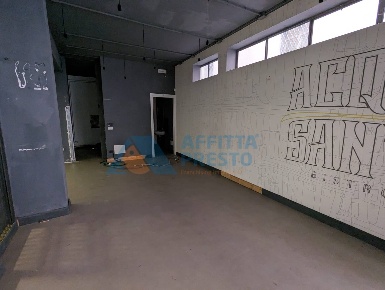 Foto Negozio in Piazza Della Liberta', Cesena di 40 m² con 1 locali