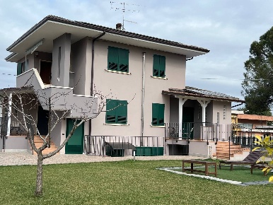 Foto Agriturismo a Castelnuovo del Garda Centro di 550 m² con 10 locali