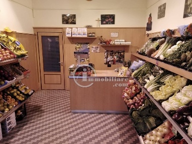 Foto Negozio in Via G. B. Grassi, Rovellasca di 160 m² con 1 locali
