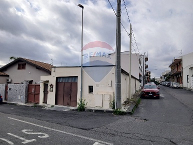 Foto Locale commerciale in via Venezia, Sant'Agata li Battiati di 120 m²