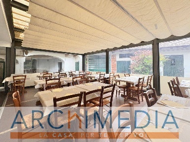 Foto Attività commerciale in Piazza Lamberti, Venegono Inferiore di 600 m²