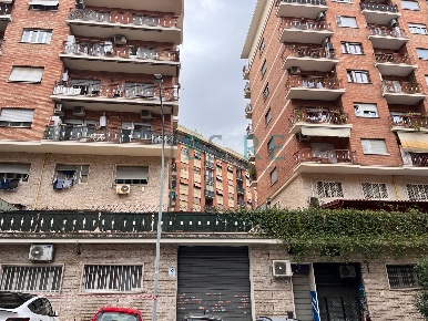 Foto Magazzino in Via Eugenio Checchi, Roma Monti Tiburtini di 622 m²