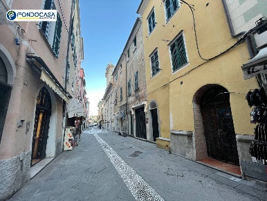 Foto Locale commerciale in Via Roma, Borghetto Santo Spirito di 140 m²