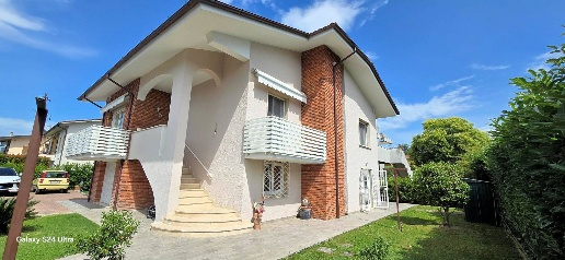 Foto Villa singola a Ponte Buggianese Centro di 196 m² con 9 locali