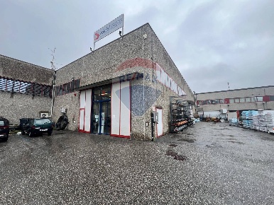 Foto Attività commerciale a Cuveglio Centro di 550 m² in vendita