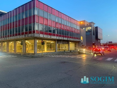 Foto Locale commerciale in via carducci, Lissone Stazione di 2600 m²
