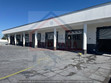 Foto Negozio in via ripuaria, Giugliano in Campania Varcaturo di 380 m²