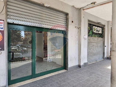 Foto Locale commerciale in Piazza Onofrio coppola, Salerno di 30 m²