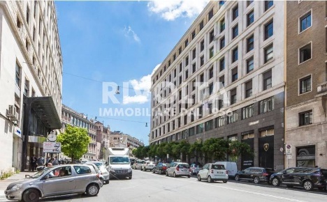 Foto Locale commerciale in Via Leonida Bissolati, Roma Barberini di 170 m²
