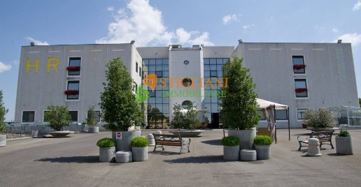 Foto Locale commerciale in Corso Garibaldi, Pietracupa di 5000 m²