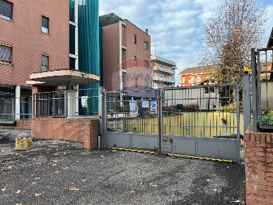 Foto Magazzino in via C. Battisti, Rho Terrazzano di 54 m² in vendita