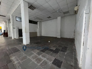 Foto Locale commerciale in Via Marco Federici, La Spezia di 240 m²