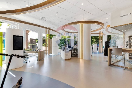 Foto Negozio in VIA TIEPOLO, Monza Cederna di 318 m² con 1 locali