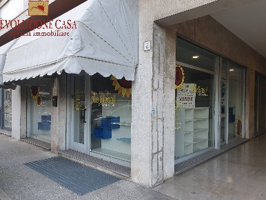 Foto Locale commerciale in matteotti, Monfalcone Centro di 78 m² in vendita
