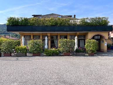 Foto Locale commerciale in Via Varesina, Cunardo Centro di 300 m²