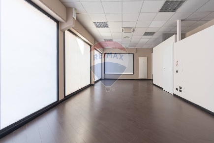 Foto Negozio in Via Bezzecca, Brescia Via Veneto - Borgo Trento di 150 m²