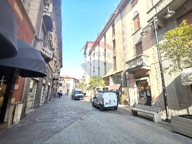 Foto Negozio in VIA CARDINAL TOSI, Busto Arsizio Piazza Santa Maria