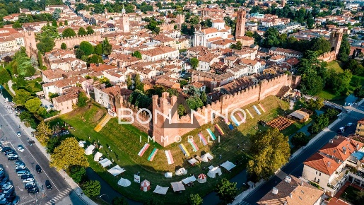 Foto Locale commerciale in piazza giorgione, Castelfranco Veneto di 320 m²