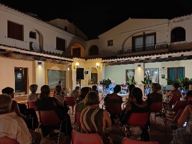 Foto Negozio in piazzetta garden, San Teodoro Centro di 61 m² con 1 locali