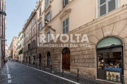 Foto Locale commerciale in Via Degli Avignonesi, Roma Barberini di 100 m²