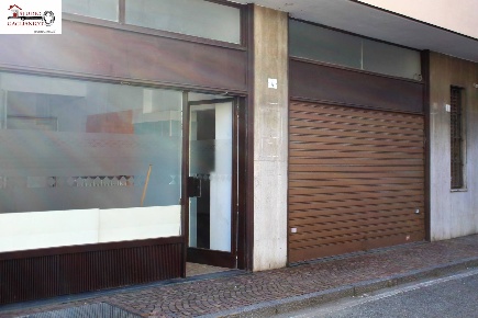 Foto Locale commerciale in Via Isonzo, Gaglianico di 55 m² con 2 locali