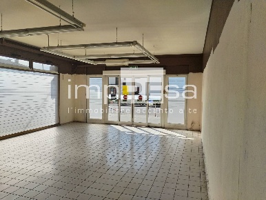 Foto Attività commerciale in biban di carbonera, Carbonera Centro di 300 m²