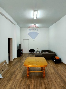Foto Locale commerciale in piazza cavour, Triggiano di 140 m² in vendita