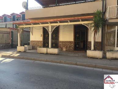 Foto Negozio in via salvo d'acquisto, Parete di 176 m² con 2 locali