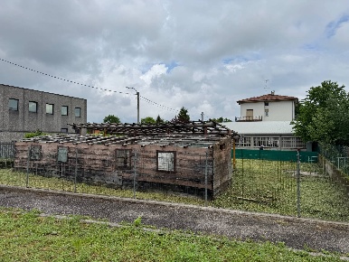 Foto Magazzino in via I Maggio, Azzate Centro di 132 m² in vendita