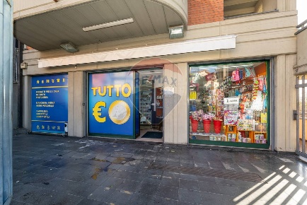 Foto Negozio in Via Cappuccini, Adrano di 140 m² con 1 locali in vendita