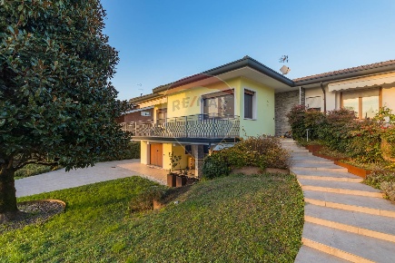 Foto Villa bifamiliare in Via Bellini, Montegrotto Terme Centro di 250 m²