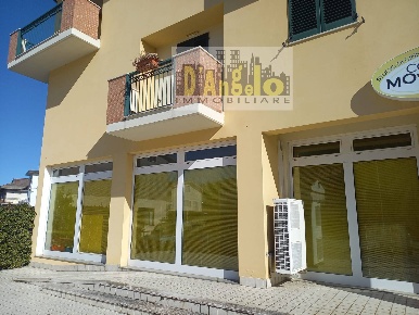 Foto Locale commerciale in Via palmiro togliatti, Offida di 105 m²
