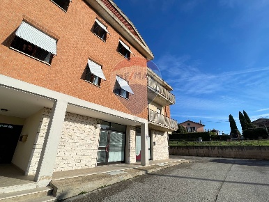 Foto Locale commerciale in Via Umbria, Perugia di 104 m² con 2 locali