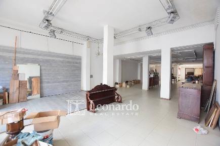 Foto Locale commerciale in piazza azeglio, Viareggio Centro di 200 m²