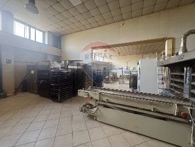 Foto Laboratorio in via 1 maggio, Magenta Centro di 531 m² con 5 locali