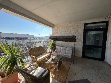 Foto Attività commerciale a Porto San Giorgio di 250 m² con 10 locali