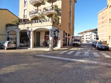 Foto Locale commerciale in via giuseppe mazzini, Villasanta di 81 m²